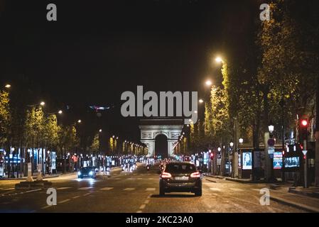 L'Avenue des Champs-Elysées, di solito trafficata, è deserta a causa di questa seconda notte di coprifuoco a Parigi che per la prima volta questo sabato, 17 ottobre 2020 è iniziato nella serata alle 9. Mentre di solito in questo momento il sabato sera i bar, i ristoranti e anche le strade sono pieni di gente, per l'occasione tutti i negozi chiusi molto presto e la gente è andato a casa lasciando le strade vuote. (Foto di Samuel Boivin/NurPhoto) Foto Stock