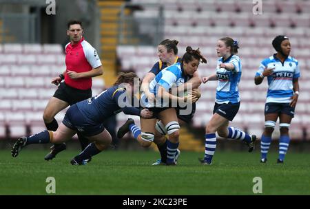 Maelle Picut di Darlington Mowden Park Sharks e Laura Keates e Amelia Buckland hanno fretta di Worcester Warriors Women durante la partita FEMMINILE ALLIANZ PREMIER 15S tra Darlington Mowden Park Sharks e Worcester Warriors alla Northern Echo Arena di Darlington sabato 17th ottobre 2020. (Foto di Chris Booth/MI News/NurPhoto) Foto Stock