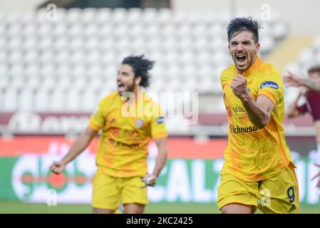Giovanni Simeone di Cagliari Calcio celebra durante la Serie Una partita di calcio tra Torino FC e Cagliari Calcio allo Stadio Olimpico Grande Torino del 18 ottobre 2020 a Torino. (Foto di Alberto Gandolfo/NurPhoto) Foto Stock