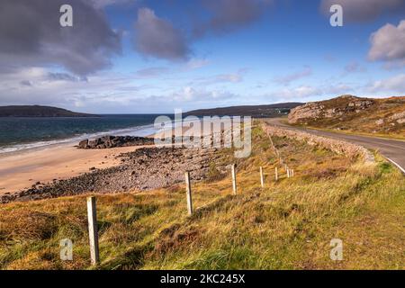 Grande spiaggia di sabbia a Gairloch sulla costa atlantica di Wester Ross, Scozia Foto Stock