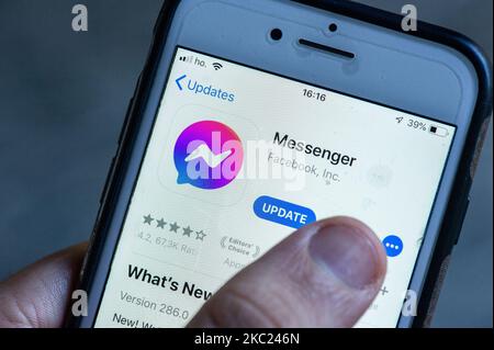 Un utente che aggiorna la nuova versione di Messenger a l'Aquila (Italia) il 18 ottobre 2020. Facebook, Messenger e il suo logo diventano viola. (Foto di Lorenzo di Cola/NurPhoto) Foto Stock