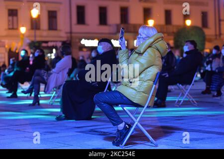 I membri del pubblico hanno visto guardare il concerto di ringraziamento per il pontificato di Giovanni Paolo II e in occasione del suo 100th° compleanno organizzato nella piazza del mercato di Wadowice. Nonostante l'epidemia e le restrizioni sanitarie imposte dalla seconda ondata di coronavirus, oltre 200 persone hanno partecipato al concerto organizzato dagli organizzatori come evento religioso e trasmesso in diretta il TVP1. Domenica 18 ottobre 2020, a Wadowice, Voivodato della Polonia minore, Polonia. (Foto di Artur Widak/NurPhoto) Foto Stock