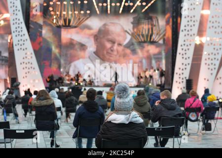 I membri del pubblico hanno visto guardare il concerto di ringraziamento per il pontificato di Giovanni Paolo II e in occasione del suo 100th° compleanno organizzato nella piazza del mercato di Wadowice. Nonostante l'epidemia e le restrizioni sanitarie imposte dalla seconda ondata di coronavirus, oltre 200 persone hanno partecipato al concerto organizzato dagli organizzatori come evento religioso e trasmesso in diretta il TVP1. Domenica 18 ottobre 2020, a Wadowice, Voivodato della Polonia minore, Polonia. (Foto di Artur Widak/NurPhoto) Foto Stock