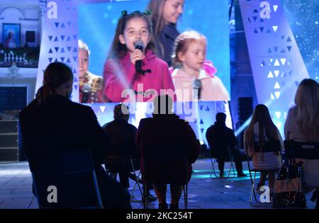 I membri del pubblico hanno visto guardare il concerto di ringraziamento per il pontificato di Giovanni Paolo II e in occasione del suo 100th° compleanno organizzato nella piazza del mercato di Wadowice. Nonostante l'epidemia e le restrizioni sanitarie imposte dalla seconda ondata di coronavirus, oltre 200 persone hanno partecipato al concerto organizzato dagli organizzatori come evento religioso e trasmesso in diretta il TVP1. Domenica 18 ottobre 2020, a Wadowice, Voivodato della Polonia minore, Polonia. (Foto di Artur Widak/NurPhoto) Foto Stock