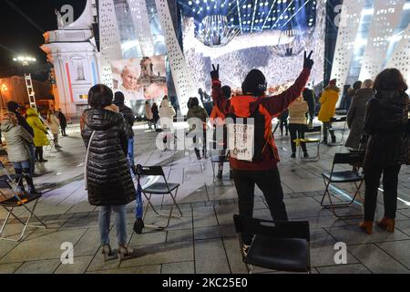 Un membro del pubblico visto con un segno 'Stop illegalità. PIS out!" Attaccato al suo cappotto, visto durante il concerto di ringraziamento per il pontificato di Giovanni Paolo II e in occasione del suo 100th° compleanno organizzato nella piazza del mercato di Wadowice. Nonostante l'epidemia e le restrizioni sanitarie imposte dalla seconda ondata di coronavirus, oltre 200 persone hanno partecipato al concerto organizzato dagli organizzatori come evento religioso e trasmesso in diretta il TVP1. Domenica 18 ottobre 2020, a Wadowice, Voivodato della Polonia minore, Polonia. (Foto di Artur Widak/NurPhoto) Foto Stock