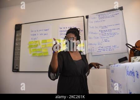 La Panellista del Global Shapers Lagos Hub che parla al pubblico, durante un dialogo intergenerazionale intitolato “immaginare una grande Nigeria insieme” a Lagos il 19 ottobre 2020. A seguito della protesta diffusa a Lagos e in tutto il paese contro la brutalità della polizia, le uccisioni extragiudiziali e l'impunità, il Lagos Hub della Global Shapers Community (GSC) riconosce l'opportunità senza precedenti per le persone di tutte le età di unirsi per costruire il futuro per la Nigeria. La Global Shapers Community è un'iniziativa del World Economic Forum con l'adesione di giovani dinamici di età compresa tra i 22-33 e i 24 anni Foto Stock