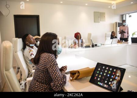 La Panellista del Global Shapers Lagos Hub presta attenzione, durante un dialogo intergenerazionale intitolato “immaginare una grande Nigeria insieme” che si terrà a Lagos il 19 ottobre 2020. A seguito della protesta diffusa a Lagos e in tutto il paese contro la brutalità della polizia, le uccisioni extragiudiziali e l'impunità, il Lagos Hub della Global Shapers Community (GSC) riconosce l'opportunità senza precedenti per le persone di tutte le età di unirsi per costruire il futuro per la Nigeria. La Global Shapers Community è un'iniziativa del World Economic Forum con l'adesione di giovani dinamici di età compresa tra i 22-33 e i 24 anni impegnati nel po Foto Stock