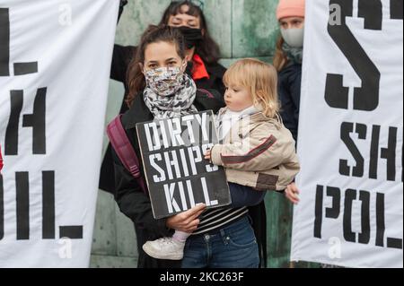 Attivisti della ribellione oceanica una protesta al di fuori della sede dell'Organizzazione marittima internazionale dell'ONU il giorno di apertura dei negoziati per la riduzione delle emissioni di gas a effetto serra derivanti dalla navigazione marittima, il 19 ottobre 2020 a Londra, Inghilterra. I manifestanti sottolineano la devastazione causata dalla recente fuoriuscita di petrolio della MV Wakashio in Giappone sulle popolazioni e sugli ecosistemi di Mauritius, L'inazione dell'IMO nella protezione degli oceani e del clima e la domanda passa a navi da carico a emissioni zero per prevenire l'inquinamento causato da fuoriuscite di combustibili fossili e le emissioni di gas a effetto serra prodotte dall'industria marittima, che si sono ridotte Foto Stock