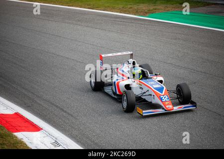 Fluxa Lorenzo 32 della AKM Motorsport guida durante il Campionato Italiano F4 all'Autodromo di Monza il 18 ottobre 2020 a Monza. (Foto di Alessandro Bremec/NurPhoto) Foto Stock