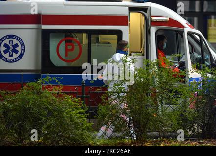 Un'ambulanza vista nel centro della città di Cracovia. Il numero di infetti da COVID-19 a Cracovia e la Voivodato della Polonia minore è in costante crescita. Oggi, il Ministero della Salute ha riportato 7.482 nuovi casi in Polonia (di cui 1.204 nel voivodato della Polonia minore) e 23 morti (di cui 8 nel voivodato della Polonia minore). Il 19 ottobre 2020, a Cracovia, Polonia. (Foto di Artur Widak/NurPhoto) Foto Stock