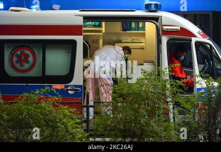 Un'ambulanza vista nel centro della città di Cracovia. Il numero di infetti da COVID-19 a Cracovia e la Voivodato della Polonia minore è in costante crescita. Oggi, il Ministero della Salute ha riportato 7.482 nuovi casi in Polonia (di cui 1.204 nel voivodato della Polonia minore) e 23 morti (di cui 8 nel voivodato della Polonia minore). Il 19 ottobre 2020, a Cracovia, Polonia. (Foto di Artur Widak/NurPhoto) Foto Stock