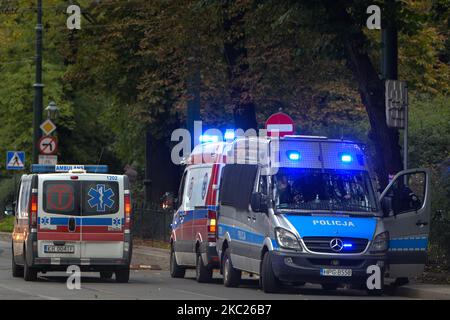 Due ambulanze e un pulmino di polizia visto nel centro della città di Cracovia. Il numero di infetti da COVID-19 a Cracovia e la Voivodato della Polonia minore è in costante crescita. Oggi, il Ministero della Salute ha riportato 7.482 nuovi casi in Polonia (di cui 1.204 nel voivodato della Polonia minore) e 23 morti (di cui 8 nel voivodato della Polonia minore). Il 19 ottobre 2020, a Cracovia, Polonia. (Foto di Artur Widak/NurPhoto) Foto Stock