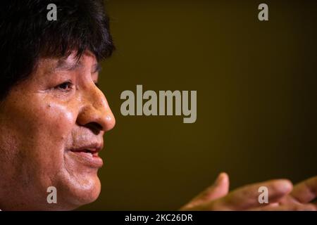 Esiliato ex presidente della Bolivia Evo Morales parla per la stampa il giorno dopo le elezioni generali in Bolivia il 19 ottobre 2020 a Buenos Aires, Argentina. IL partito MAS (movimento verso il socialismo) rivendica la vittoria di Luis Arce, candidato scelto a mano da Morales, mentre il conteggio dei voti ufficiali continua. (Foto di Manuel Cortina/NurPhoto) Foto Stock