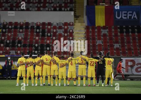 Romania prima undici Mihai Aioani, Radu Dragusin, Stefan Vladoiu, Tudor Baluta, George Ganea, Dennis Man, Alexandru Matan, Marius Marin, Denis Harut, Andrei ciobanu, Darius Olaru durante l'inno prima della partita di calcio tra la Romania U21 e Malta U21 del turno di qualificazione per il Campionato europeo Under-21 2021, a Giurgiu, Romania, il 13 ottobre 2020. (Foto di Alex Nicodim/NurPhoto) Foto Stock