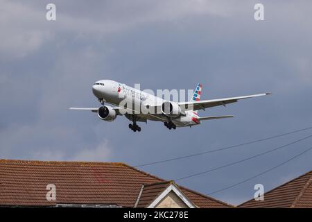 American Airlines Boing 777-300 velivolo a fusoliera larga visto in avvicinamento finale sopra le case di Myrtle Ave, per l'atterraggio a Londra Heathrow LHR EGLL International Airport in Inghilterra, Regno Unito. L'aereo B777 ha la registrazione N718AN ed è alimentato da motori a reazione 2x GE. American Airlines AA AAL è la più grande compagnia aerea del mondo con sede centrale e hub a Fort Worth, Texas. L'aereo 777-323(ER) è immagazzinato dal 23 marzo 2020 a Tulsa UL a causa della pandemia di Coronavirus Covid-19 che ha portato al declino dell'industria aeronautica. 19 marzo 2020 Londra Heathrow (Foto di Nicolas Econo Foto Stock