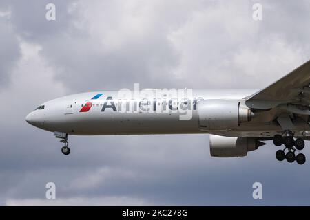 American Airlines Boing 777-300 velivolo a fusoliera larga visto in avvicinamento finale sopra le case di Myrtle Ave, per l'atterraggio a Londra Heathrow LHR EGLL International Airport in Inghilterra, Regno Unito. L'aereo B777 ha la registrazione N718AN ed è alimentato da motori a reazione 2x GE. American Airlines AA AAL è la più grande compagnia aerea del mondo con sede centrale e hub a Fort Worth, Texas. L'aereo 777-323(ER) è immagazzinato dal 23 marzo 2020 a Tulsa UL a causa della pandemia di Coronavirus Covid-19 che ha portato al declino dell'industria aeronautica. 19 marzo 2020 Londra Heathrow (Foto di Nicolas Econo Foto Stock