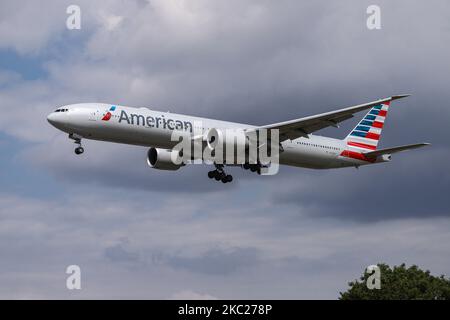 American Airlines Boing 777-300 velivolo a fusoliera larga visto in avvicinamento finale sopra le case di Myrtle Ave, per l'atterraggio a Londra Heathrow LHR EGLL International Airport in Inghilterra, Regno Unito. L'aereo B777 ha la registrazione N718AN ed è alimentato da motori a reazione 2x GE. American Airlines AA AAL è la più grande compagnia aerea del mondo con sede centrale e hub a Fort Worth, Texas. L'aereo 777-323(ER) è immagazzinato dal 23 marzo 2020 a Tulsa UL a causa della pandemia di Coronavirus Covid-19 che ha portato al declino dell'industria aeronautica. 19 marzo 2020 Londra Heathrow (Foto di Nicolas Econo Foto Stock