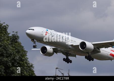 American Airlines Boing 777-300 velivolo a fusoliera larga visto in avvicinamento finale sopra le case di Myrtle Ave, per l'atterraggio a Londra Heathrow LHR EGLL International Airport in Inghilterra, Regno Unito. L'aereo B777 ha la registrazione N718AN ed è alimentato da motori a reazione 2x GE. American Airlines AA AAL è la più grande compagnia aerea del mondo con sede centrale e hub a Fort Worth, Texas. L'aereo 777-323(ER) è immagazzinato dal 23 marzo 2020 a Tulsa UL a causa della pandemia di Coronavirus Covid-19 che ha portato al declino dell'industria aeronautica. 19 marzo 2020 Londra Heathrow (Foto di Nicolas Econo Foto Stock