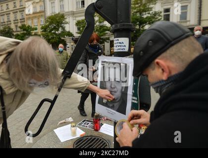 I membri del KOD (Comitato per la Difesa della democrazia) commemorano il terzo anniversario della morte di Piotr Szcz?sny durante la veglia a lume di candela nella piazza principale del mercato di Cracovia. Piotr Szczesny, chimico polacco, si è messo in fiamme il 19 ottobre 2017, per protestare contro la politica del partito di destra al potere di diritto e giustizia e contro la discriminazione politica (razzismo, omofobia e altre forme) nella vita sociale polacca. Morì 10 giorni dopo in ospedale il 29 ottobre 2017 senza riconquistare la coscienza. Lunedì 19 ottobre 2020, a Cracovia, Voivodato Malopolskie, Polonia. (Foto di Art Foto Stock