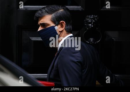 Il Cancelliere dello scacchiere Rishi Sunak, deputato del Partito conservatore per Richmond (Yorks), lascia 11 Downing Street indossando una maschera facciale a Londra, Inghilterra, il 20 ottobre 2020. (Foto di David Cliff/NurPhoto) Foto Stock