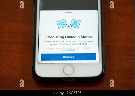 Un utente che ha aperto nuove storie su LinkedIn sull'app mobile a l'Aquila, Italia, il 20 ottobre 2020. LinkedIn lancia storie di 24 ore, seguendo altri social network Facebook, Instagram e Whatsapp. (Foto di Lorenzo di Cola/NurPhoto) Foto Stock