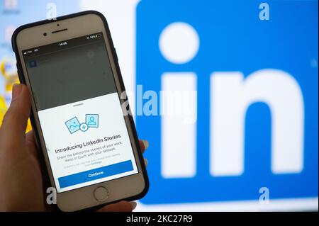 Un utente che ha aperto nuove storie su LinkedIn sull'app mobile a l'Aquila, Italia, il 20 ottobre 2020. LinkedIn lancia storie di 24 ore, seguendo altri social network Facebook, Instagram e Whatsapp. (Foto di Lorenzo di Cola/NurPhoto) Foto Stock