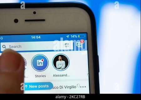 Un utente che ha aperto nuove storie su LinkedIn sull'app mobile a l'Aquila, Italia, il 20 ottobre 2020. LinkedIn lancia storie di 24 ore, seguendo altri social network Facebook, Instagram e Whatsapp. (Foto di Lorenzo di Cola/NurPhoto) Foto Stock