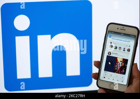 Un utente che ha aperto nuove storie su LinkedIn sull'app mobile a l'Aquila, Italia, il 20 ottobre 2020. LinkedIn lancia storie di 24 ore, seguendo altri social network Facebook, Instagram e Whatsapp. (Foto di Lorenzo di Cola/NurPhoto) Foto Stock