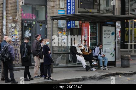 La gente si trova in una linea che mantiene una distanza mentre aspettano il trasporto alla fermata dell'autobus nel centro di Kyiv, Ucraina, 20 ottobre 2020. 173.788 casi attivi di Covid-19 confermati in tutta l'Ucraina. (Foto di Sergii Kharchenko/NurPhoto) Foto Stock