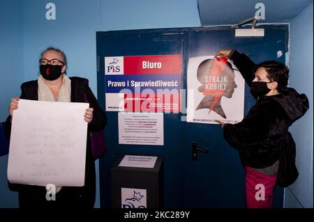 Leader dello sciopero delle donne (Strajk Kobiet) - Marta Lempart e Klementyna Suchanow - Visited Law and Order (Prawo i Sprawiedliwosc) ufficio del partito in via Nowogrodzka, per presentare una protesta contro il divieto di aborto che dovrebbe essere approvato dal Tribunale costituzionale questa settimana. Il capo del Tribunale è stato nominato dal presidente del partito di diritto e ordine, e presumibilmente è un amico stretto del suo capo Jaroslaw Kaczynski. Il 20 ottobre 2020 a Varsavia, Polonia. (Foto di Piotr Lapinski/NurPhoto) Foto Stock