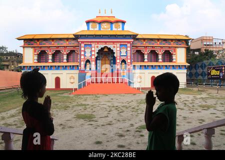 Piazza Santosh Mitra durga Puja Pandal visitor-free durante Piazza Santosh Mitra, uno dei più antichi e popolari club Durga Puja Durga Puja di Kolkata, ha deciso â€˜visitor-freeÂ€™ di quest'anno. Il club ha deciso che, oltre ad alcuni membri selezionati, nessuno sarà autorizzato nei locali di Puja. Secondo gli organizzatori, sono costretti a compiere questo passo a causa dell'attuale situazione di Covid. A Kolkata, India, il 20 ottobre 2020. Il tribunale di Calcutta di lunedì ha dichiarato tutti i mandaps Durga Puja nel Bengala Occidentale â€œNo ingresso zonesâ€ per i visitatori dopo aver trattato i pandali come â€œcontainme Foto Stock