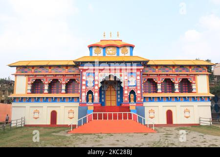 Piazza Santosh Mitra durga Puja Pandal visitor-free durante Piazza Santosh Mitra, uno dei più antichi e popolari club Durga Puja Durga Puja di Kolkata, ha deciso â€˜visitor-freeÂ€™ di quest'anno. Il club ha deciso che, oltre ad alcuni membri selezionati, nessuno sarà autorizzato nei locali di Puja. Secondo gli organizzatori, sono costretti a compiere questo passo a causa dell'attuale situazione di Covid. A Kolkata, India, il 20 ottobre 2020. Il tribunale di Calcutta di lunedì ha dichiarato tutti i mandaps Durga Puja nel Bengala Occidentale â€œNo ingresso zonesâ€ per i visitatori dopo aver trattato i pandali come â€œcontainme Foto Stock