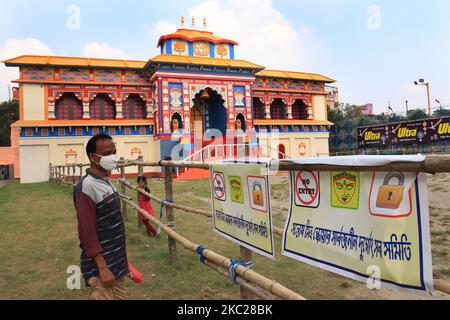 Piazza Santosh Mitra durga Puja Pandal visitor-free durante Piazza Santosh Mitra, uno dei più antichi e popolari club Durga Puja Durga Puja di Kolkata, ha deciso â€˜visitor-freeÂ€™ di quest'anno. Il club ha deciso che, oltre ad alcuni membri selezionati, nessuno sarà autorizzato nei locali di Puja. Secondo gli organizzatori, sono costretti a compiere questo passo a causa dell'attuale situazione di Covid. A Kolkata, India, il 20 ottobre 2020. Il tribunale di Calcutta di lunedì ha dichiarato tutti i mandaps Durga Puja nel Bengala Occidentale â€œNo ingresso zonesâ€ per i visitatori dopo aver trattato i pandali come â€œcontainme Foto Stock