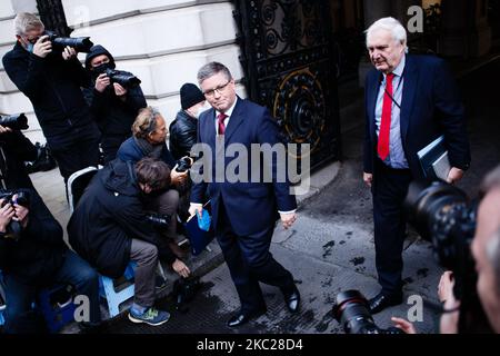 Lord Chancellor e Secretary of state for Justice Robert Buckland (L), deputato del Partito conservatore per South Swindon, E Sir Edward Lister, Chief Strategic Adviser del primo ministro britannico Boris Johnson (R), torna a Downing Street dalla riunione settimanale del gabinetto, attualmente in corso presso il Foreign, Commonwealth and Development Office (FCDO), a Londra, in Inghilterra, il 20 ottobre 2020. (Foto di David Cliff/NurPhoto) Foto Stock