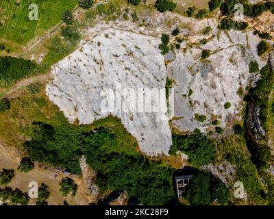 Veduta aerea nella zona dove si trovano le impronte dei dinosauri in formazioni calcaree in un periodo tra il Giurassico e il Cretaceo scoperto nel 2005 a San Leonardo a un chilometro dal famoso sito di Pulo di Molfetta il 20 ottobre 2020 a Molfetta, Italia. Dopo anni, il pozzo carsico di Molfetta viene riportato ad uso di cittadini e turisti grazie all'accordo firmato nel settembre 2018 tra il comune di Molfetta e la città metropolitana di Bari in base al quale l'autorità Metropolitana, proprietaria del sito, Ha venduto il Pulo al comune per 20 anno Foto Stock