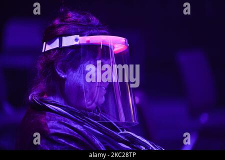 Una donna che indossa una visiera durante una prova mediatica di 'Ameri cane' diretta da Mirek Kaczmarek nel Teatro Juliusz Slowacki di Cracovia. Martedì 20 ottobre 2020, a Cracovia, Polonia. (Foto di Artur Widak/NurPhoto) Foto Stock