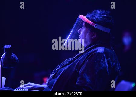 Una donna che indossa una visiera durante una prova mediatica di 'Ameri cane' diretta da Mirek Kaczmarek nel Teatro Juliusz Slowacki di Cracovia. Martedì 20 ottobre 2020, a Cracovia, Polonia. (Foto di Artur Widak/NurPhoto) Foto Stock