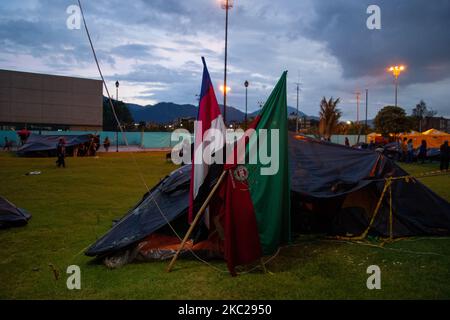 I membri indigeni del CRIC e di altre associazioni indigene della Colombia si accampano a "El Palacio de los Deportes" dopo una settimana di viaggio sulle strade colombiane per protestare contro le assasinazioni dei leader sociali, i massacri nel paese, E l'attuazione del processo di pace, a Bogotà, Colombia, 20 ottobre 2020. I leader indigeni hanno tenuto conferenze stampa insieme agli orginizzatori dello sciopero nazionale per mostrare sostegno alle manifestazioni che si svolgano in città il 21 ottobre. (Foto di Sebastian Barros/NurPhoto) Foto Stock