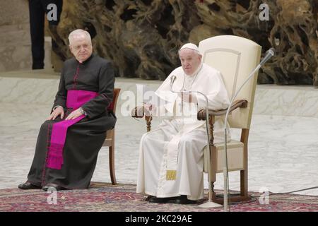 Papa Francesco ascolta i sacerdoti che introducono il gruppo di fedeli che partecipano all'udienza generale settimanale nella sala Paolo VI in Vaticano, mercoledì 21 ottobre 2020. (Foto di massimo Valicchia/NurPhoto) Foto Stock