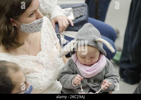 La svizzera Valentina Frey scherza con la figlia Charlotte Katharina nella sala Paolo VI in occasione dell'udienza generale settimanale in Vaticano, mercoledì 21 ottobre 2020. Papa Francesco, all'inizio della sua udienza, la menzionò come esempio di tenerezza e bellezza. (Foto di massimo Valicchia/NurPhoto) Foto Stock