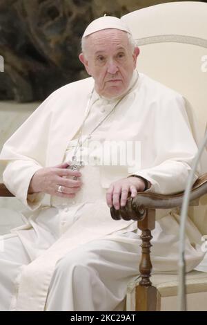 Papa Francesco ascolta i sacerdoti che introducono il gruppo di fedeli che partecipano all'udienza generale settimanale nella sala Paolo VI in Vaticano, mercoledì 21 ottobre 2020. (Foto di massimo Valicchia/NurPhoto) Foto Stock