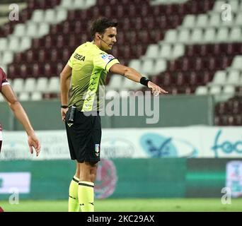 Riccardo Ros, arbitro, durante la partita di Serie B tra Reggina 1914 e Cosenza Calcio il 20 ottobre 2020 stadio 'Oreste Granillo' a Reggio Calabria (Foto di Gabriele Maricchiolo/NurPhoto) Foto Stock