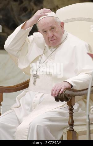 Papa Francesco ascolta i sacerdoti che introducono il gruppo di fedeli che partecipano all'udienza generale settimanale nella sala Paolo VI in Vaticano, mercoledì 21 ottobre 2020. (Foto di massimo Valicchia/NurPhoto) Foto Stock