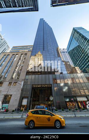 Un taxi NY passa davanti all'ingresso principale della Trump Tower con l'iscrizione e la bandiera degli Stati Uniti. Trump Tower nella città di New York negli Stati Uniti. Il grattacielo di 58 piani della Fifth Avenue a Midtown Manhattan ospita la sede della Trump Organization e ospita l'attico residenza condominiale del presidente americano Donald Trump, che è anche un uomo d'affari e uno sviluppatore immobiliare. L'edificio è stato progettato da Der Scut in architettura modernista con vetro e facciata a gradini presso l'edificio, la costruzione è iniziata nel 1979 a New York. New York, USA il 2020 febbraio (Foto di Nicolas Economou/NurPhoto) Foto Stock