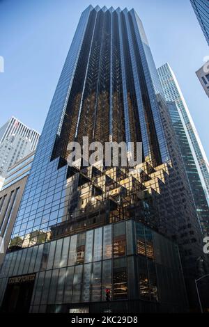 Trump Tower nella città di New York negli Stati Uniti. Il grattacielo di 58 piani della Fifth Avenue a Midtown Manhattan ospita la sede della Trump Organization e ospita l'attico residenza condominiale del presidente americano Donald Trump, che è anche un uomo d'affari e uno sviluppatore immobiliare. L'edificio è stato progettato da Der Scut in architettura modernista con vetro e facciata a gradini presso l'edificio, la costruzione è iniziata nel 1979 a New York. New York, USA il 2020 febbraio (Foto di Nicolas Economou/NurPhoto) Foto Stock