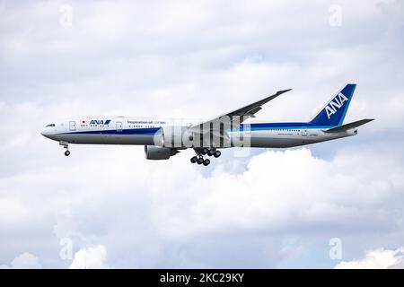 Tutti gli aeromobili Nippon Airways Boeing 777-300ER visti in avvicinamento finale con carrello di atterraggio esteso, in volo e pronti per l'atterraggio all'aeroporto internazionale EGLL di Londra Heathrow in Inghilterra, Regno Unito. Il velivolo a lunga percorrenza con cassone largo vola dal giugno 2019, ha la registrazione JA795A ed è alimentato da 2x motori a reazione GE. ANA NH è la più grande compagnia aerea con sede in Giappone, con hub negli aeroporti Narita e Haneda di Tokyo e membro del gruppo aereo Star Alliance. Londra Heathrow, Regno Unito il 19 marzo 2020 (Photo by Nicolas Economou/NurPhoto) Foto Stock