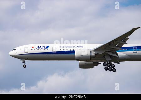 Tutti gli aeromobili Nippon Airways Boeing 777-300ER visti in avvicinamento finale con carrello di atterraggio esteso, in volo e pronti per l'atterraggio all'aeroporto internazionale EGLL di Londra Heathrow in Inghilterra, Regno Unito. Il velivolo a lunga percorrenza con cassone largo vola dal giugno 2019, ha la registrazione JA795A ed è alimentato da 2x motori a reazione GE. ANA NH è la più grande compagnia aerea con sede in Giappone, con hub negli aeroporti Narita e Haneda di Tokyo e membro del gruppo aereo Star Alliance. Londra Heathrow, Regno Unito il 19 marzo 2020 (Photo by Nicolas Economou/NurPhoto) Foto Stock