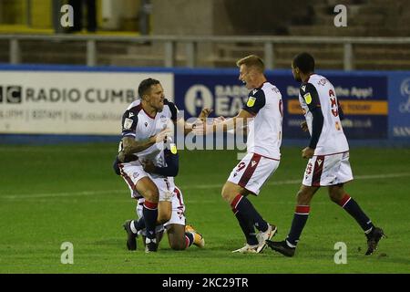 Antoni Sarcevic di Bolton Wanderers festeggia dopo aver segnato il loro terzo goal nei secondi morenti per livellare i punteggi durante la partita della Sky Bet League 2 tra Barrow e Bolton Wanderers a Holker Street, Barrow-in-Furness martedì 20th ottobre 2020. (Foto di Mark Fletcher/MI News/NurPhoto) Foto Stock