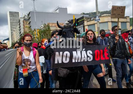 Sindacati educativi, studenti, E le tribù del sud-ovest della Colombia che fanno parte della nazione Minga, protestano contro il governo del presidente Ivan Duque Marquez, i massacri nel paese, l'attuazione del processo di pace e la sicurezza sui territori indigeni il 21 ottobre 2020 a Bogotà, Colombia. Dimostrazioni dove gestito pacificamente. (Foto di Sebastian Barros/NurPhoto) Foto Stock