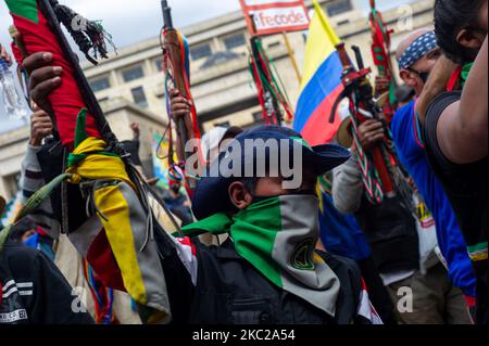 Sindacati educativi, studenti, E le tribù del sud-ovest della Colombia che fanno parte della nazione Minga, protestano contro il governo del presidente Ivan Duque Marquez, i massacri nel paese, l'attuazione del processo di pace e la sicurezza sui territori indigeni il 21 ottobre 2020 a Bogotà, Colombia. Dimostrazioni dove gestito pacificamente. (Foto di Sebastian Barros/NurPhoto) Foto Stock